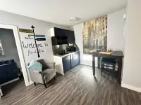 Private/ Pet-friendly Themed Suite with Kitchenette! Fast Wi-Fi, Central Hotel in zona West Lethbridge Towne Centre