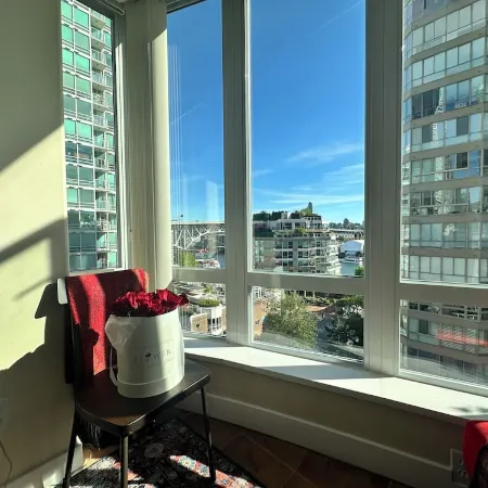Penthouse suite w/ jacuzzi on Seawall w/ views
