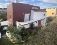 Large villa, private swimming pool, lagoon, beaches and 4 golf courses nearby