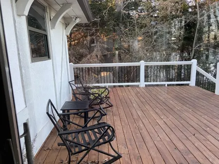 Beautiful Lake House with pool, dock with party deck, video games, pool table