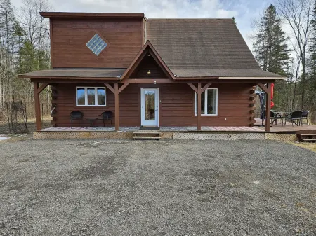 Nature lover’s retreat in the forest. Near hiking, skiing, swimming, etc Отели в г. Ле Коллин-де-л'Утауе