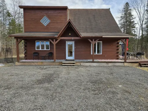 Nature lover’s retreat in the forest. Near hiking, skiing, swimming, etc