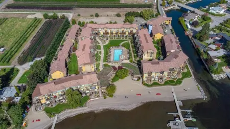 Barona Beach Getaway in West Kelowna Отели рядом с достопримечательностью «Парк Кинсмен Атлетик»