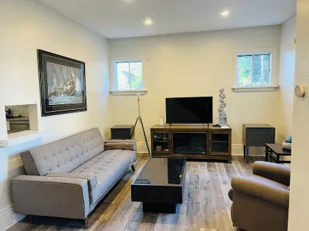 Cheerful Entire Townhome 3 Bedrooms 2 Parking Отели рядом с достопримечательностью «Nathaniel Dett Memorial Chapel British Methodist Episcopal Church»