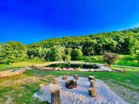 Longview Lodge 6 Bedrooms with Hot Tub & Swimming Pond, firepit, & pool table