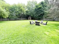 Charming century log home steps away from Lake & cross the park Hotels in Barrie