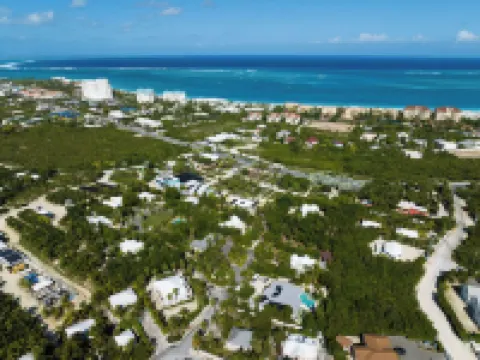 Lovely & spacious apartment in Grace Bay, Providenciales - AC, WiFi, Smart TV