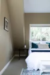 Quiet, cozy 1 bedroom suite, w/ separate entrance. Now with A/C! Hotels near Victoria International Airport