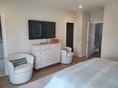 NEW PRIVATE LUXURY HOME WITH ELEVATOR BLOCKS FROM THE BEACH AND BAY
