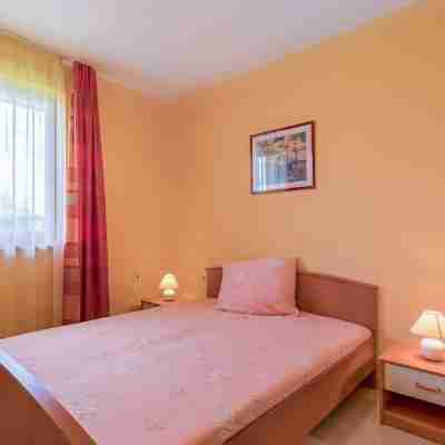 Wonderful apartment for 4 people with pool and garden Rooms