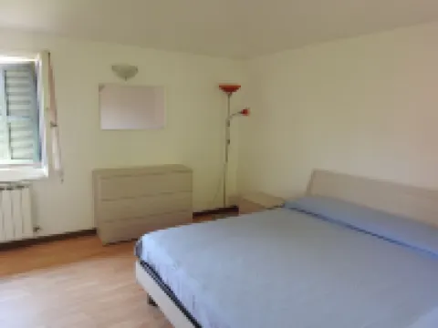 Large duplex apartment sleeps 5, private parking space, in the center