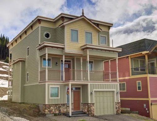 LUXURY Ski IN/OUT from Arnica Lodge at SilverStar Hotels in North Okanagan