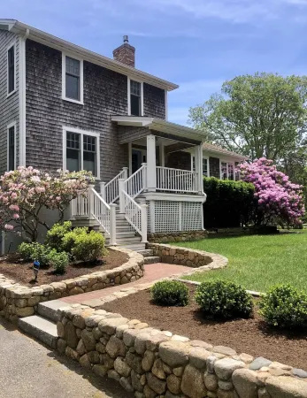 Sunny open house. Lrg Deck. Lndscpd 1 acre lot w stone patio.