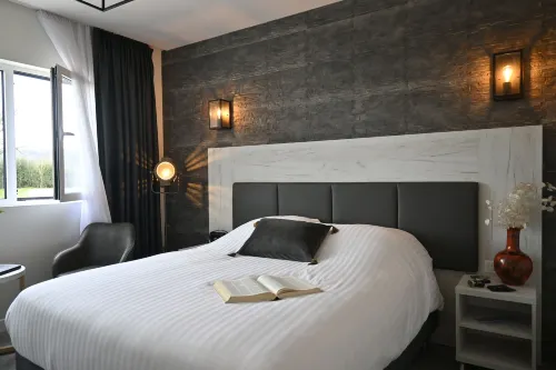 Logis Clermotel - Hôtel & Restaurant - parking