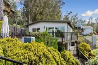 180-Degree Ocean Views Deck + Hillside - 4-Star