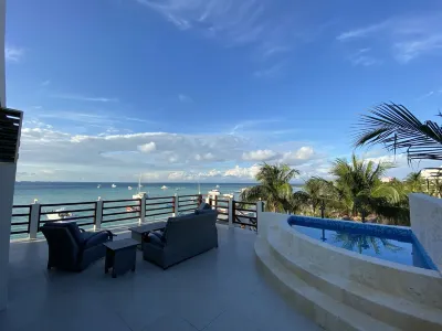 Cuxos Hotel Beachfront Отели рядом с достопримечательностью «Dolphin Discovery Isla Mujeres»