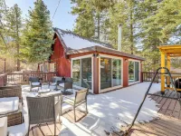 Wraparound Deck & Grill: Wrightwood Cabin Near PCT Hotels in Wrightwood