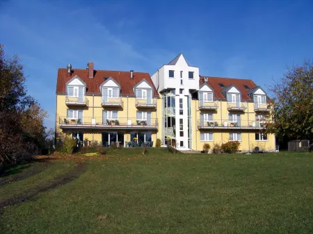 Landhotel Löwenbruch Отели в г. Людвигсфельде