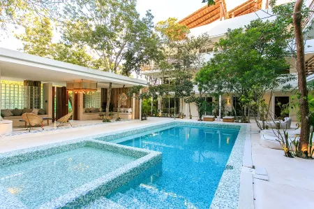 Charming Nature-Inspired Condos with Sultry Surroundings by Stella Rentals Отели рядом с достопримечательностью «Ziggy Beach»