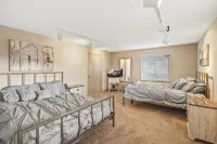 Tranquil 30 acre retreat! Huge cabin with hot tub!