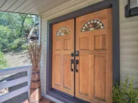 Picturesque Cabin 2 Balconies, Walk to Lake! Hotels in Crestline