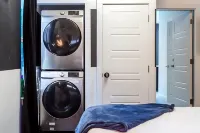 Downtown Austin Oasis w Pool & Hot Tubsleeps 18