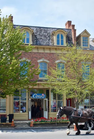 Vine Village Apartments Отели рядом с достопримечательностью «Сентенниал Лилак Гарден»