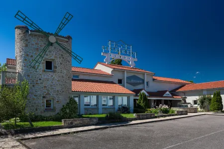 Logis Hôtel le Moulin des Gardelles Отели рядом с достопримечательностью «Сад Отель де Виль»