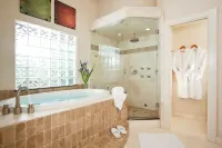 Inn on Lake Granbury - Hot Tub
