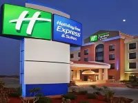 Holiday Inn Express & Suites Pearsall