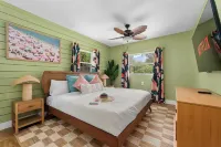 Outdoor Movie Oasis • Heated Pool • Hot Tub • Golf