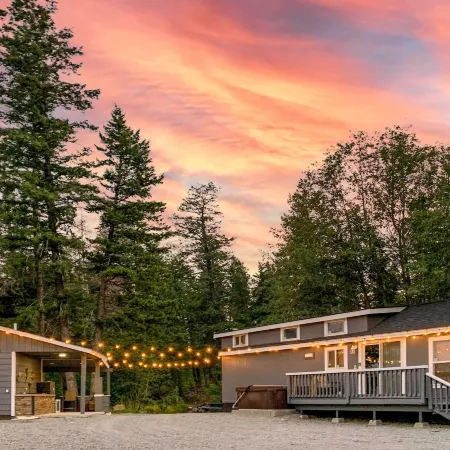 Eureka Tiny Home w/ Hot Tub & Community Beach!