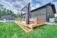 Hot Tub & Mtn Views: Pet-Friendly Englewood Cabin