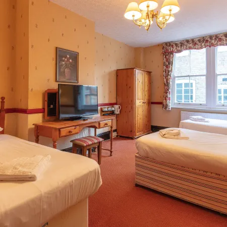 The New Inn by Roomsbooked