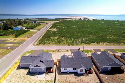 Ocean Shores Home w/ Game Room - Walk to Beaches! - Parkplatz