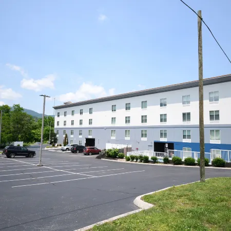 Holiday Inn Express & Suites CARYVILLE by IHG