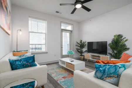 Spacious Patio and Fast Wifi - Serene Business Retreat Отели в г. Уорт Тауншип