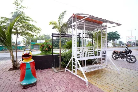 Hotel Aarti Celebration Отели в г. Buldhana