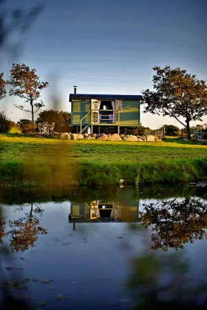 'Angharad' Poachers Hut Отели в г. Лланнор