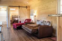 Cozy cabin, hot tub, high speed internet in the heart of the Shawnee