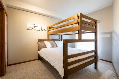 Ski in, Ski out Fireside Retreat 太陽峰附近的飯店