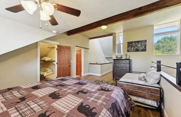 靠近湖泊和小徑的國家森林豪華度假屋