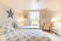 Private Beach Access Water Views Sleeps 18 Historic 6Bdr Farmhouse w Deck Hôtels à : Clinton