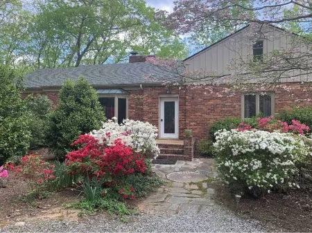 Craftsman Style Brick Cottage 1937 downstairs apartment Отели в г. Трион