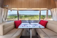 Glamping Airstream, Pool, Hot Tub, BBQ, Mountain Views, Easy access to Sedona!