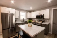 Modern 4 bedroom, 2 living room overlooking creek