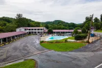 Lloyd's on the River Country Inn by OYO Hotels in Swain County