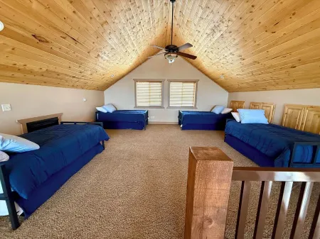 Rustic Mountain Lake Escape Отели в г. Гарден