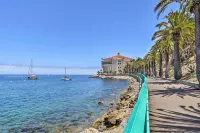 Central Catalina Cottage Walk to Ferry and Eateries - parking