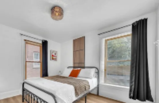 mins to the Niagara Falls with WiFi, AC, Arcade, full kitchen